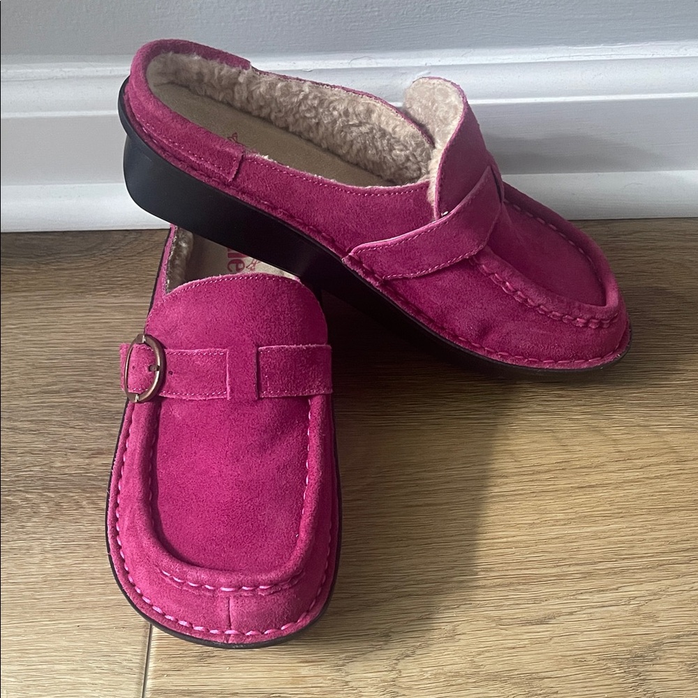 Alegria Brigid Women's Fuchsia Suede Clogs